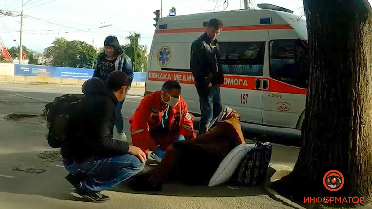 В Днепре прохожие помогли пожилой женщине, которая оступилась и сломала ногу