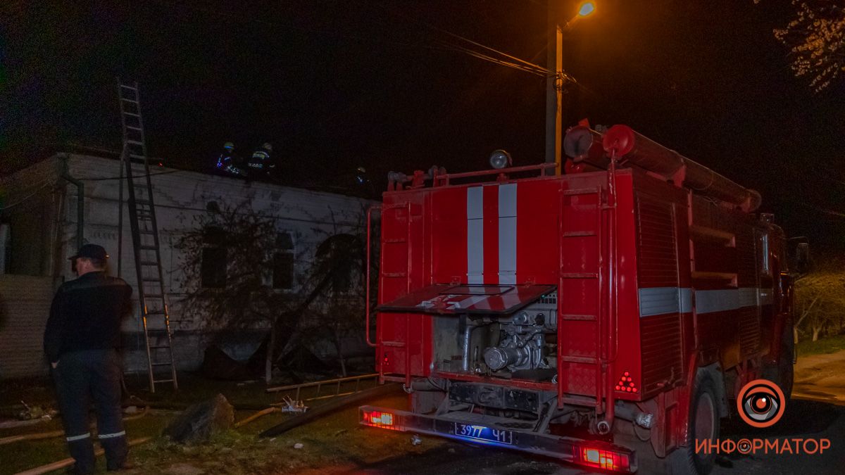 В Днепре ночью горел одноэтажный жилой дом