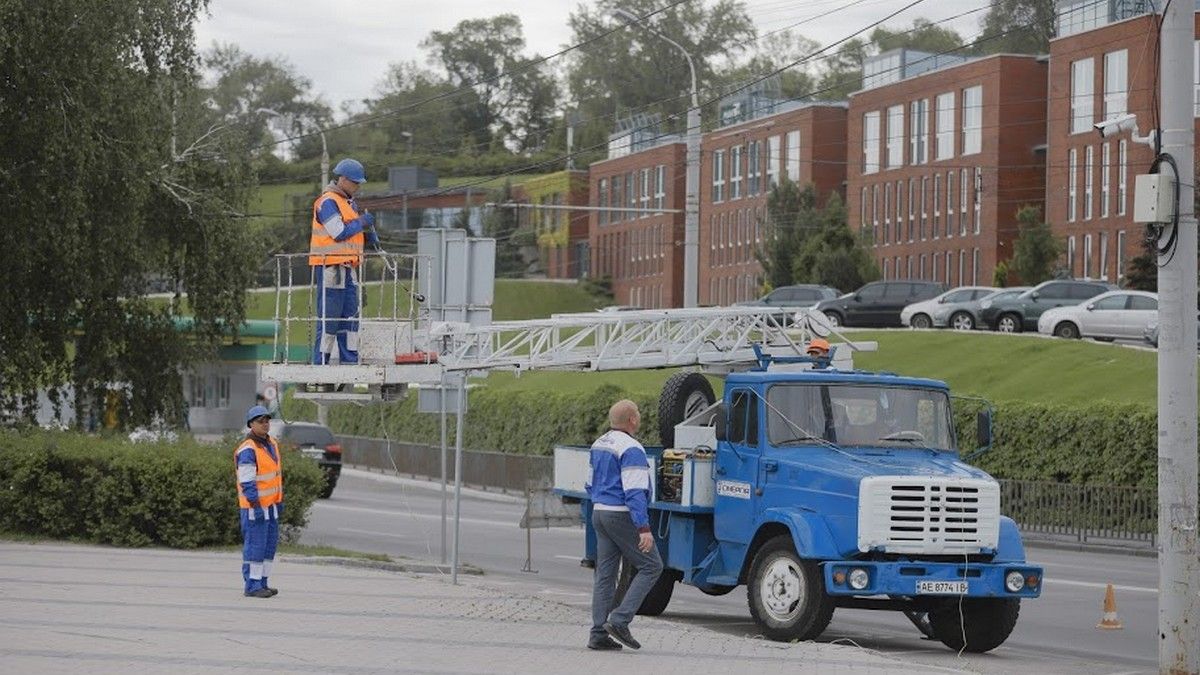 В Днепре на Набережной монтируют новое освещение