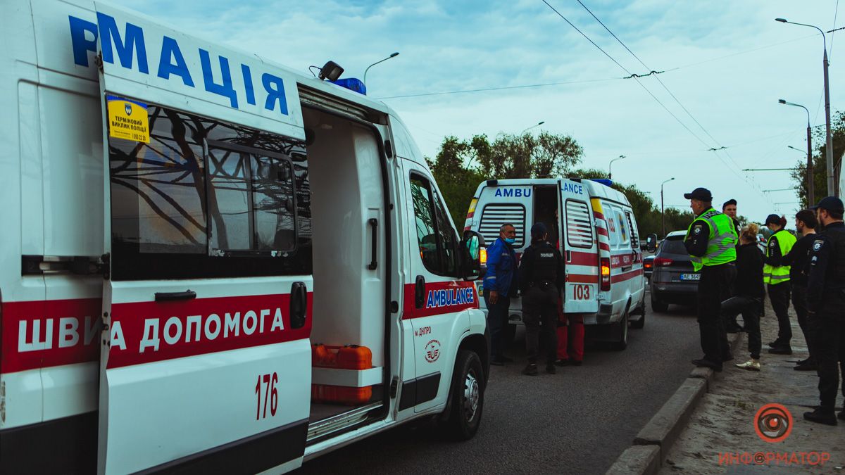 Умер на руках у врачей: в Днепре на Набережной час откачивали мужчину