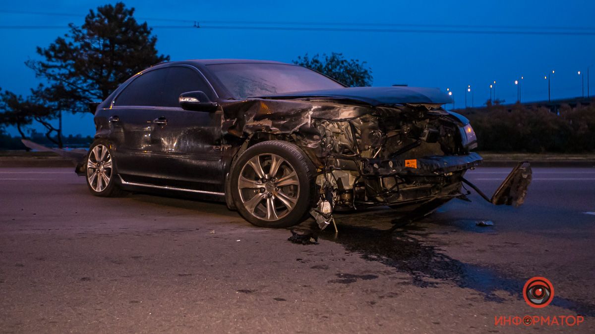 В Днепре на Набережной Заводской Honda въехала в отбойник