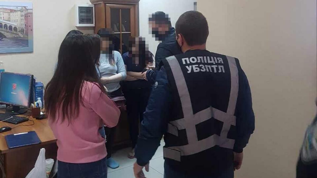 В Днепре обнаружили три нелегальные порностудии