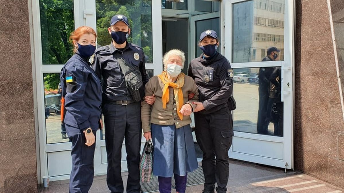 83-летняя женщина сбежала в Днепр от сына, который ее бьет