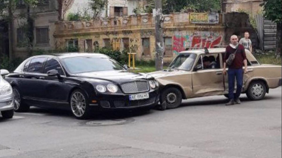 В Днепре на Паторжинского "Жигули" влетели в Bentley