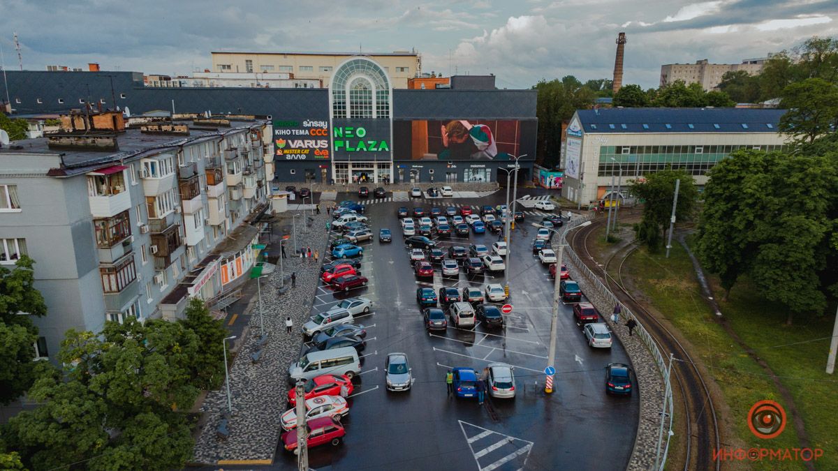 В Днепре на парковке ТРЦ NEO PLAZA по выходным показывают "Автокино": как прошел первый сеанс