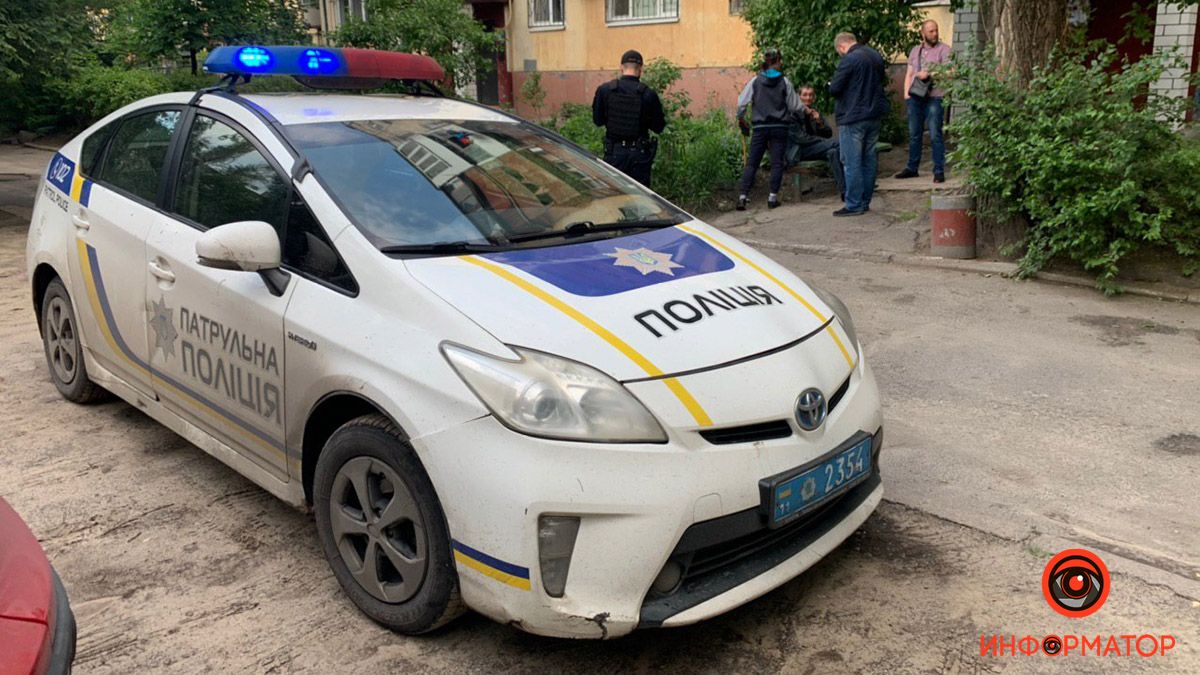 В Днепре на Гули Королевой мужчина ударил соседа ножом в живот и шею