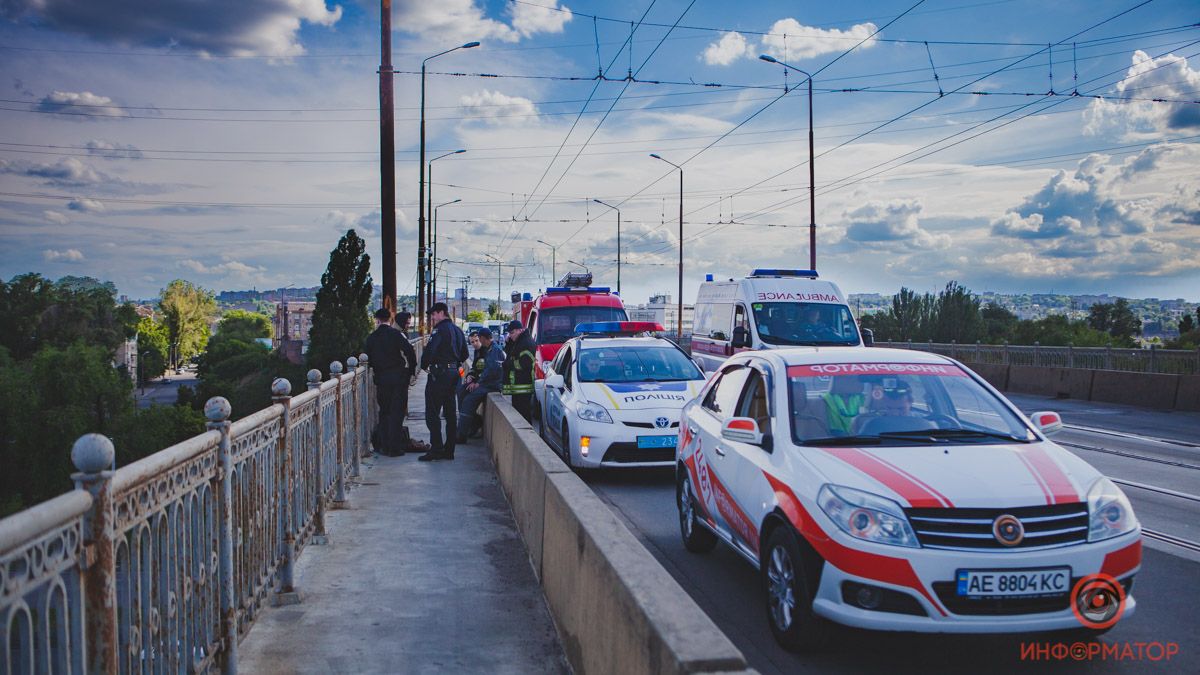 В Днепре мужчина прыгнул с Амурского моста и сам доплыл до берега