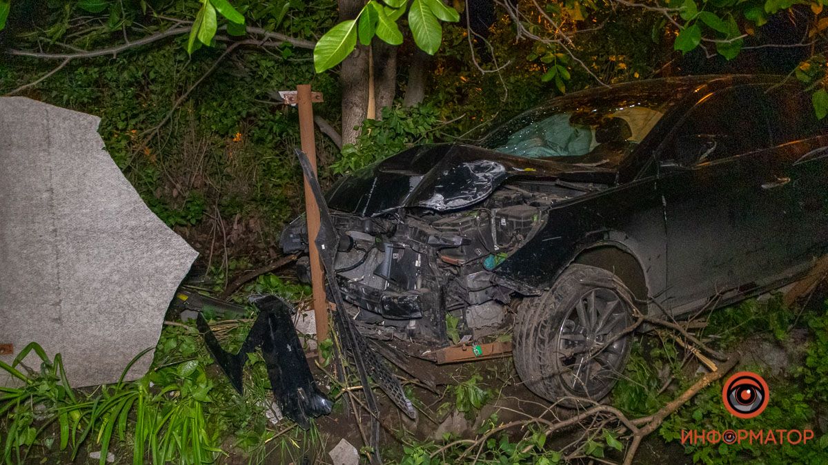 В Днепре на Криничной Hyundai снес забор частного дома