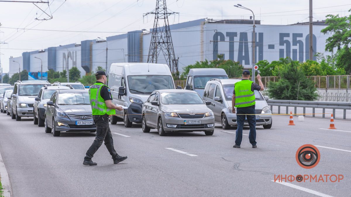 В Днепре на Заводской набережной "Москвич" влетел в отбойник