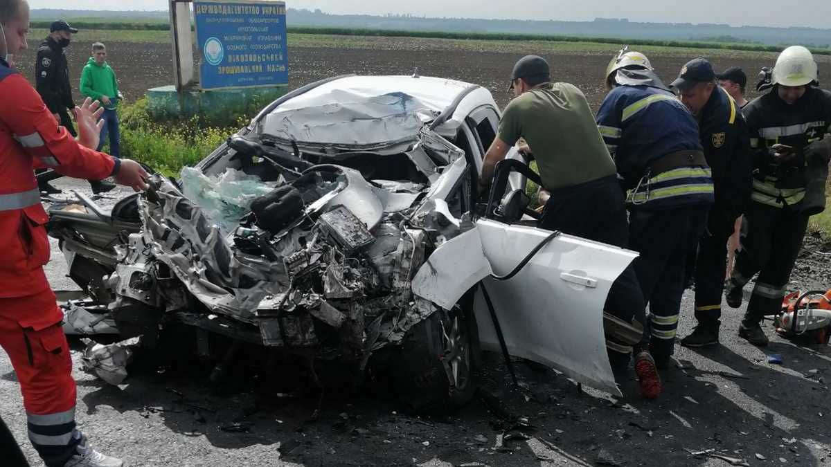 В ДТП на трассе Днепр-Никополь погибла молодая пара: их 2-летняя дочь пережила операцию и нуждается в помощи