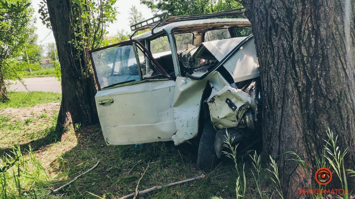 В Днепре на Строителей ВАЗ влетел в дерево: пострадали трое