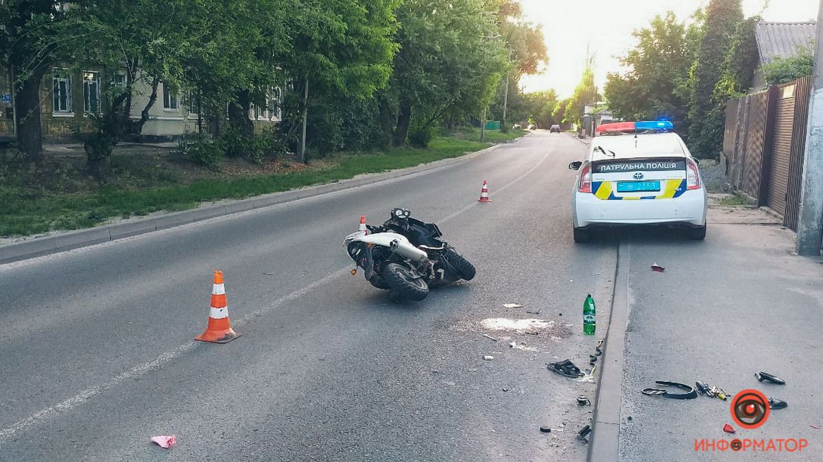 В Днепре на Каруны пьяный мужчина на мопеде попал в аварию: движение затруднено