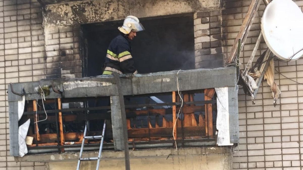 В Новомосковске горела квартира: удалось спасти ребенка, мужчину госпитализировали в тяжелом состоянии