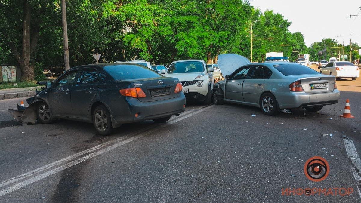 В Днепре возле ТРЦ "Дафи" столкнулись Toyota, Nissan и Subaru: пострадал мужчина