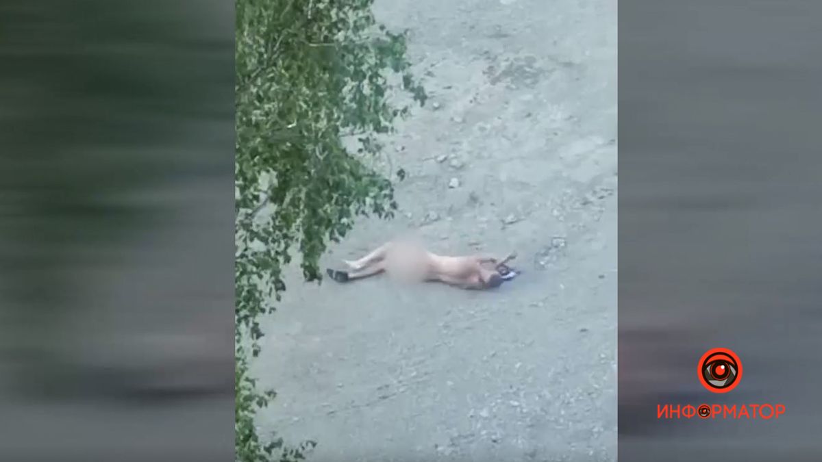 В Днепре голый мужчина бегал по улице, кричал и катался в песке