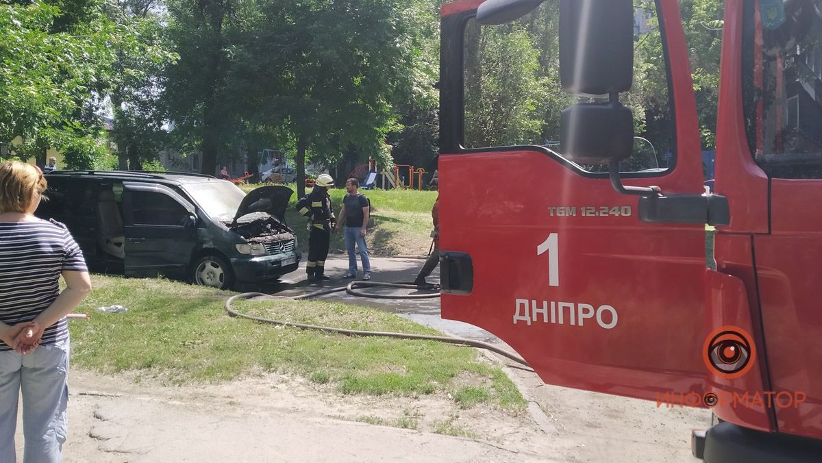 В Днепре на Погребняка загорелся Mercedes Vito