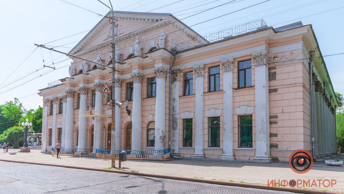В Днепре с театра драмы и комедии убрали навязчивую рекламу: как здание выглядит сейчас