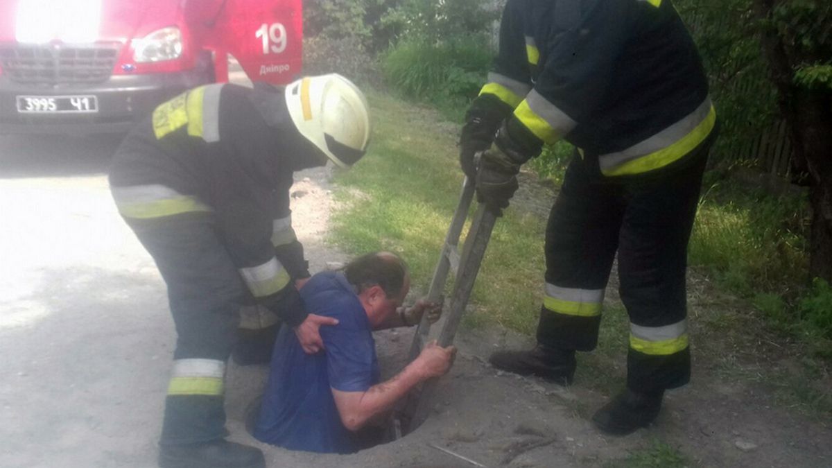 В Днепре мужчина провалился в люк
