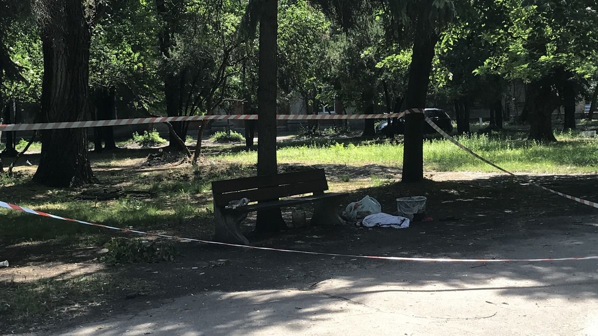 В Днепре возле больницы №9 обнаружили труп мужчины с урной на голове