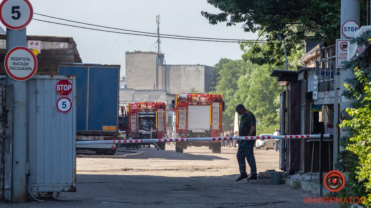 В Днепре на Производственной горел склад: огнем охватило 200 квадратных метров