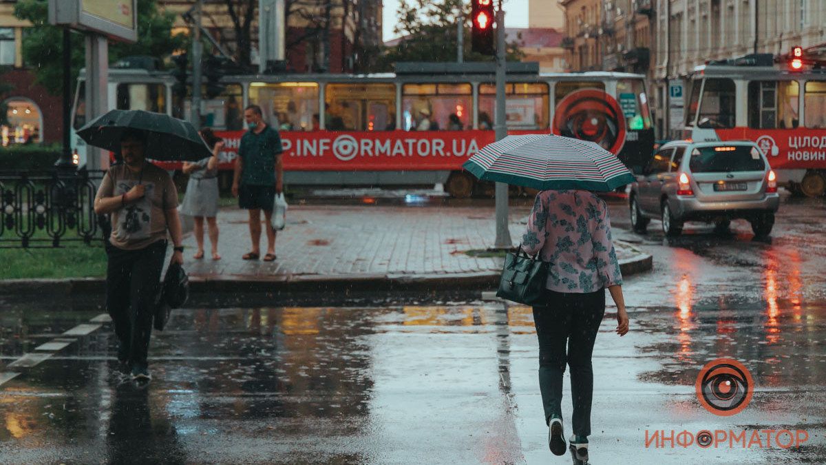По Днепру вновь прошелся летний дождь: непогода в фото