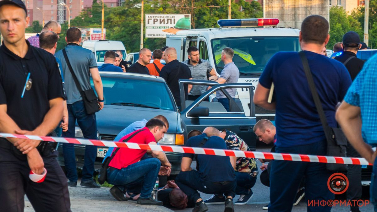 В Днепре на Запорожском шоссе застрелили полицейского: фото и видео с места происшествия