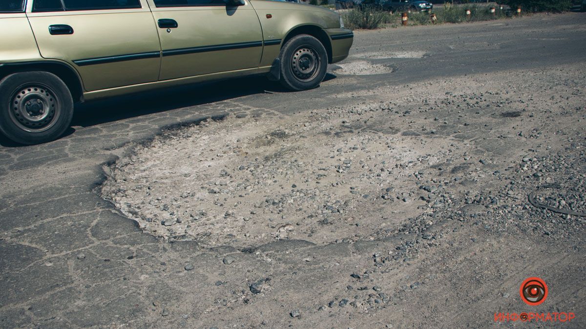 В Днепре, возле авторынка на Северном, из-за плохой дороги страдают автомобили
