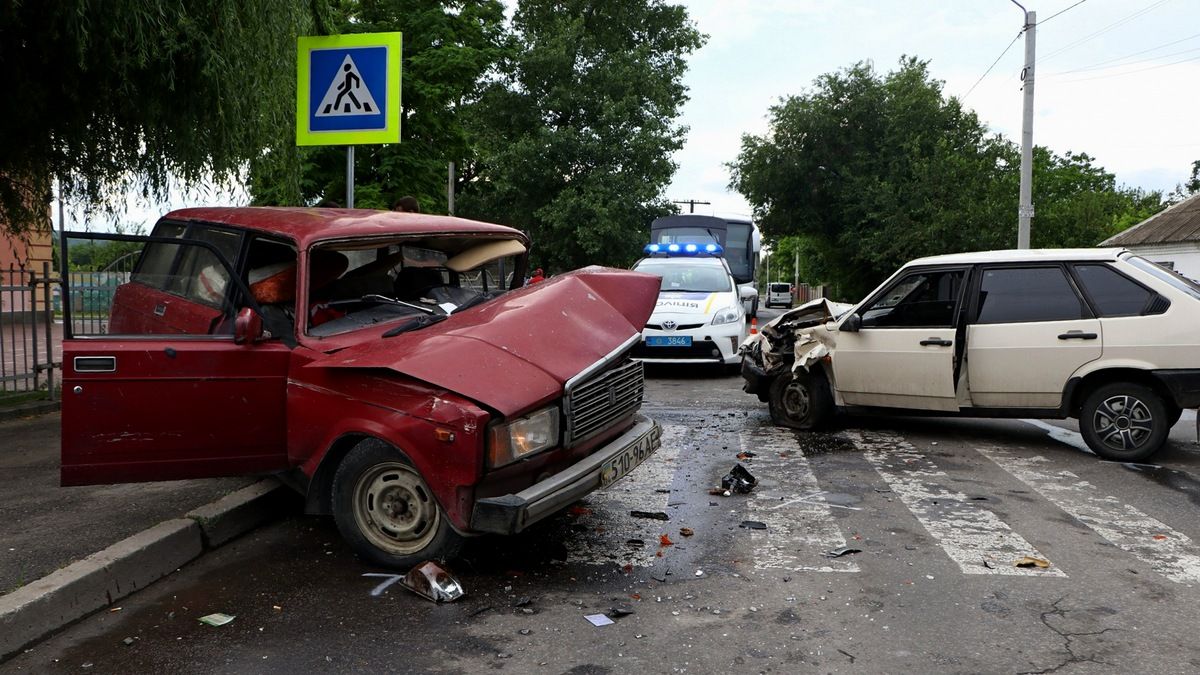 В Днепре на Большой Диевской столкнулись два ВАЗа: водителя "четверки" забрала скорая