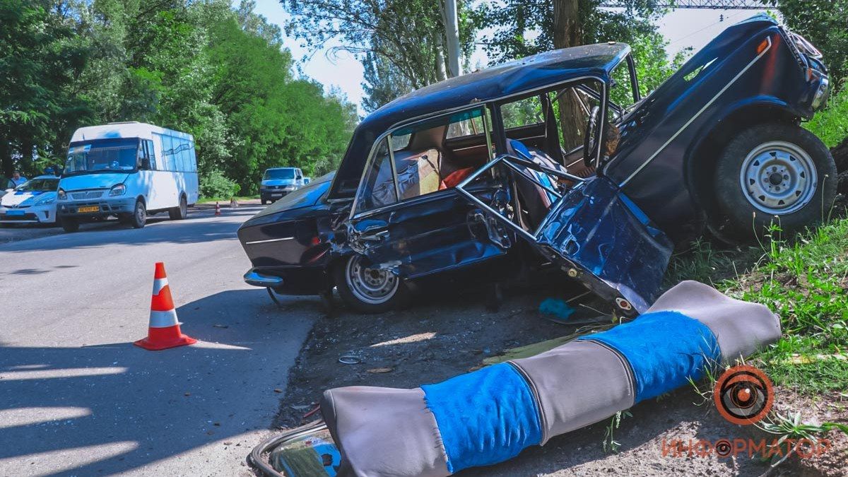 В Днепре на Томской ВАЗ зацепил маршрутку с пассажирами и врезался в дерево: мужчину забрала скорая