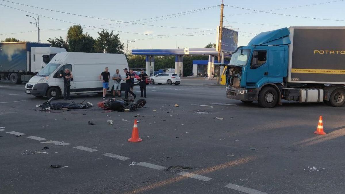 В Днепре на Слобожанском проспекте мотоциклист с пассажиром влетел в фуру: видео момента