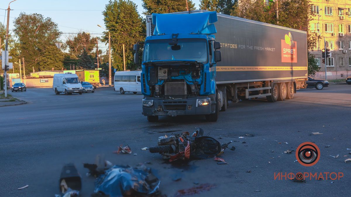 В Днепре на Слобожанском проспекте мотоциклист с пассажиром влетел в фуру: фото и видео с места происшествия