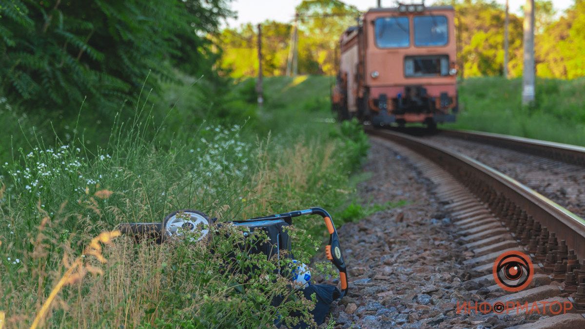 В Днепре поезд сбил коляску с полуторогодовалым ребенком: за жизнь девочки всю ночь боролись врачи