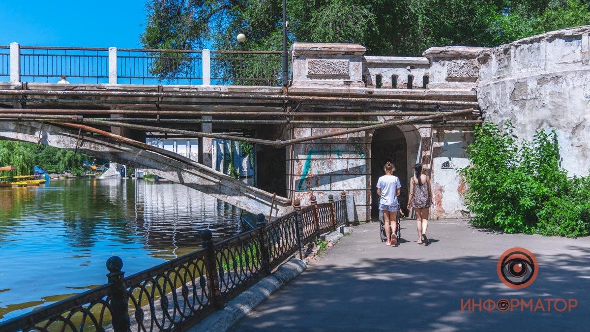 В Днепре в парке Глобы металлическая труба свисает над головами прохожих