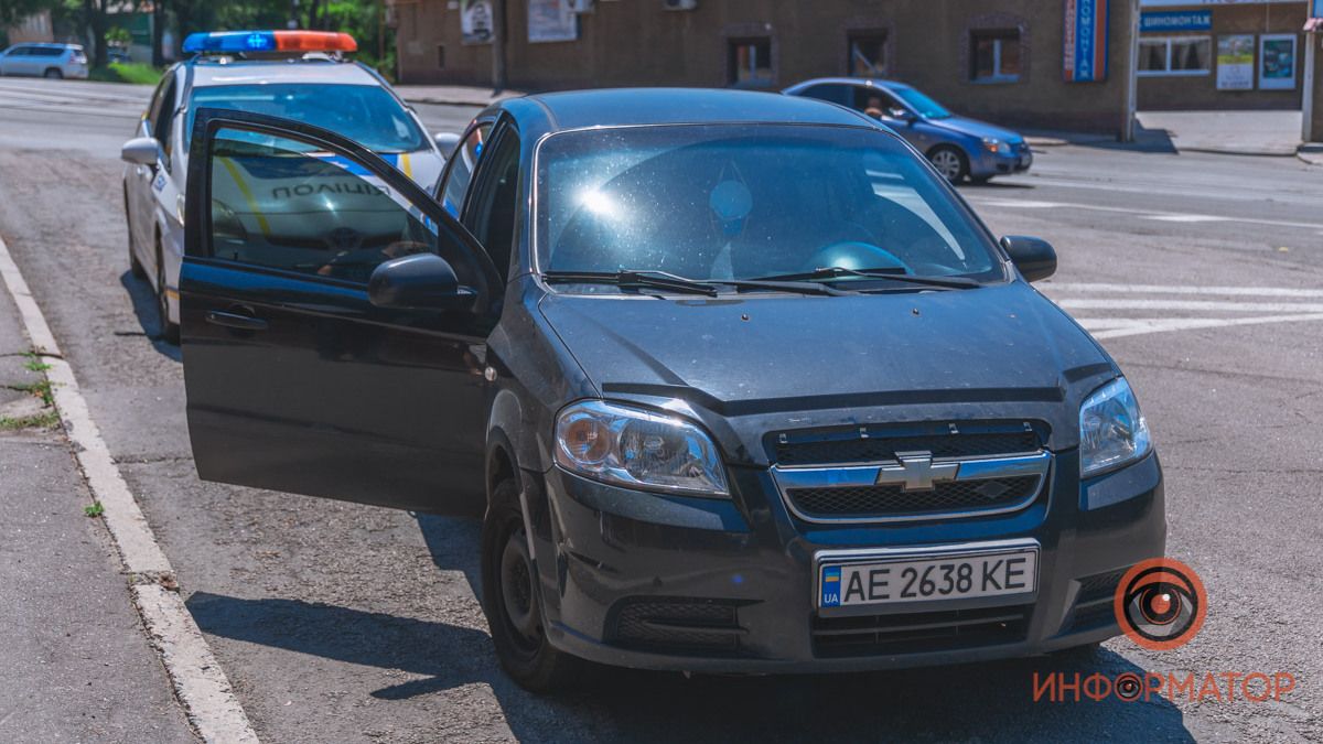 В Днепре курьер Glovo на велосипеде врезался в Chevrolet: появилось видео момента аварии