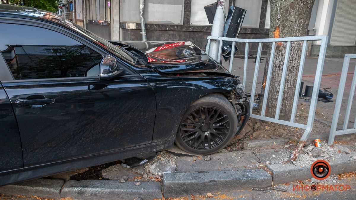 В Днепре на Сичеславской Набережной BMW врезался в светофор