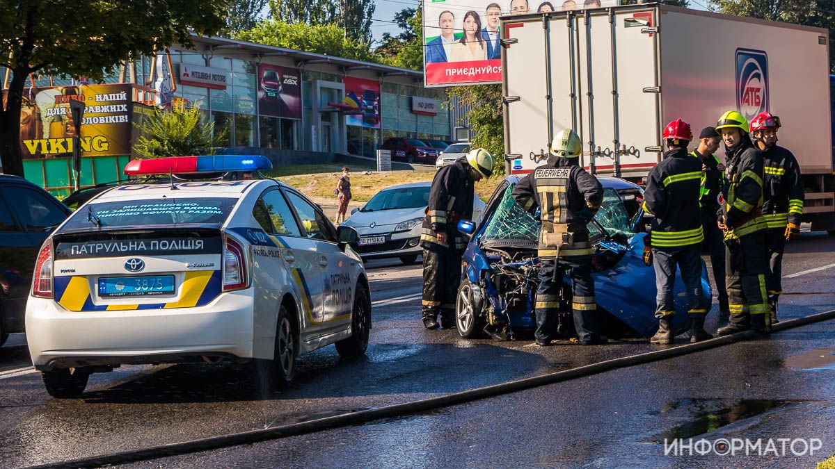 В Днепре на Космической лоб в лоб столкнулись BMW и Mazda: фото и видео с места происшествия