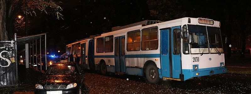 В Днепре снова "обстреляли" троллейбус (ФОТО, ВИДЕО)