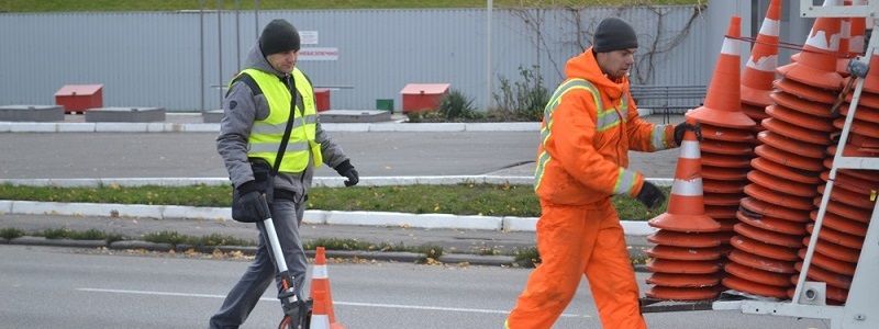 На Набережной укладывают разметку: образовалась тянучка (ФОТО)