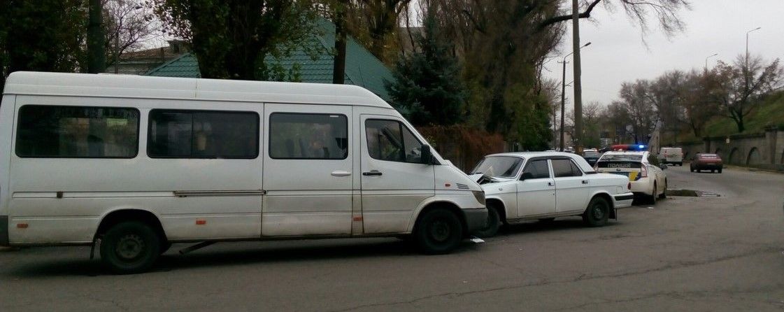 В Днепре столкнулись маршрутка и Волга: есть пострадавшие (ФОТО)