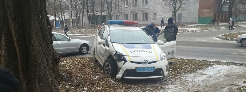 Патрульное авто, которое мчалось на помощь участвующим в драке полицейским, попало в ДТП (ФОТО)