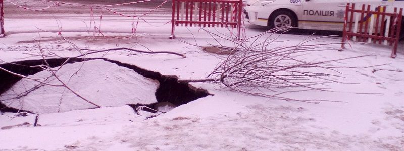 На площади Островского - дыра в асфальте: что случилось и когда исправят? (ФОТО, ВИДЕО)