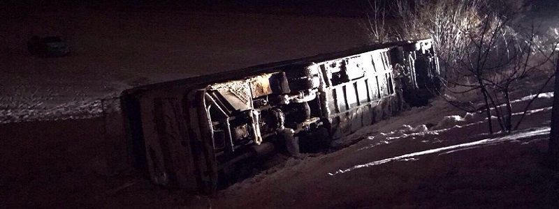 Под Днепром перевернулся автобус с детьми: сколько пострадавших