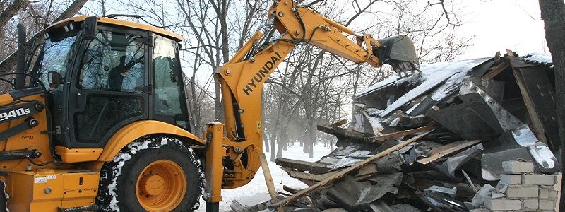 В Днепре снесли наливайку, где людей поили разбавленным спиртом (ФОТО)