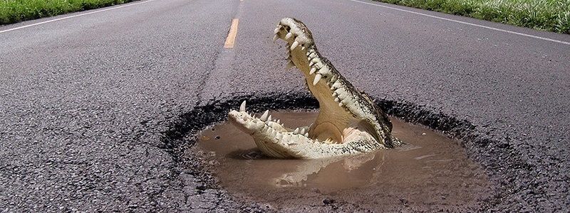 На проспекте Поля снова появилась огромная яма (ФОТО)