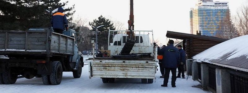 Кто и зачем убирает забор на Набережной в Днепре (ФОТО, ВИДЕО)