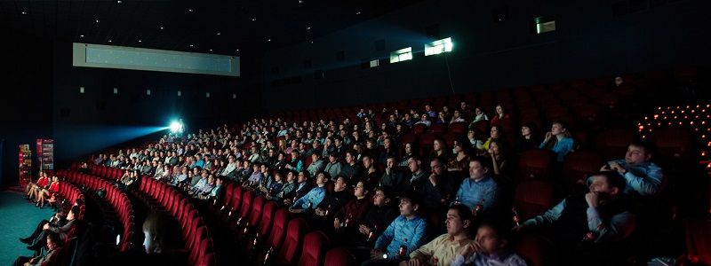 Законопроект Зеленского, Дженнифер Лоуренс в купальнике и плохой Санта: кинопремьеры декабря (ВИДЕО)