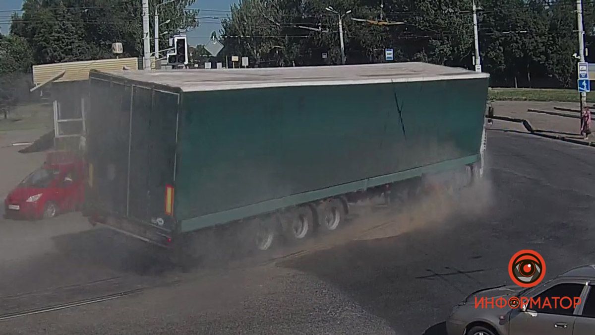 В Днепре на Нигояна перевернулась фура с пивом: видео момента аварии