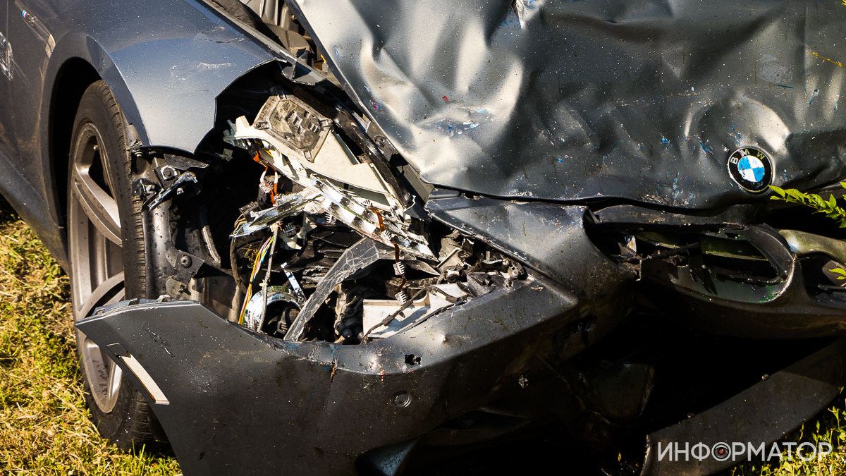 В Днепре на Космической лоб в лоб столкнулись BMW и Mazda: родственники пострадавшей ищут свидетелей