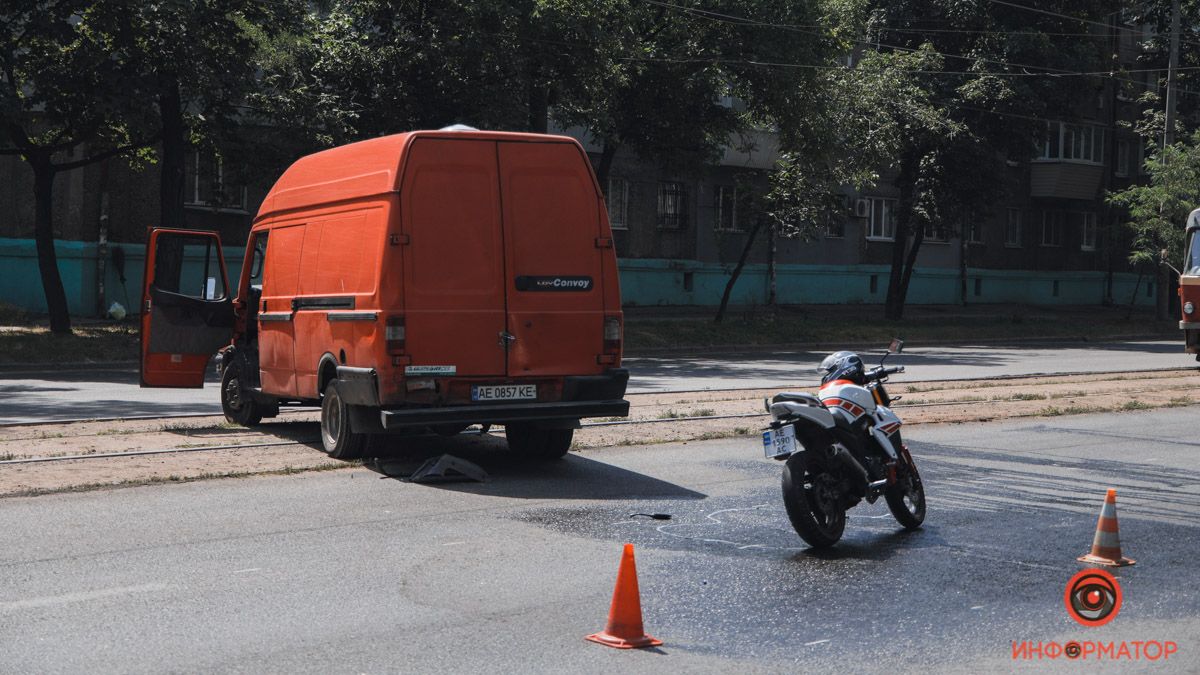 В Днепре на проспекте Хмельницкого мотоциклист врезался в микроавтобус: остановилось движение трамваев