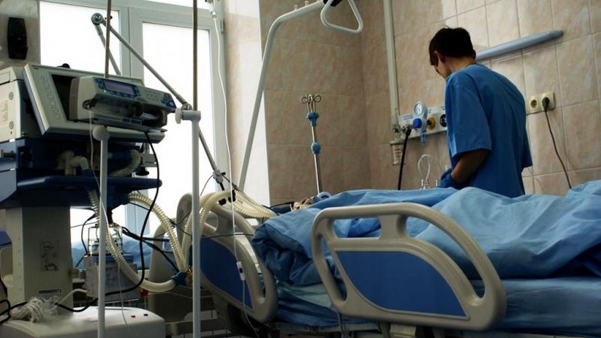 В Днепре спасают 6-летнюю девочку, которая выпала из окна на Тополе